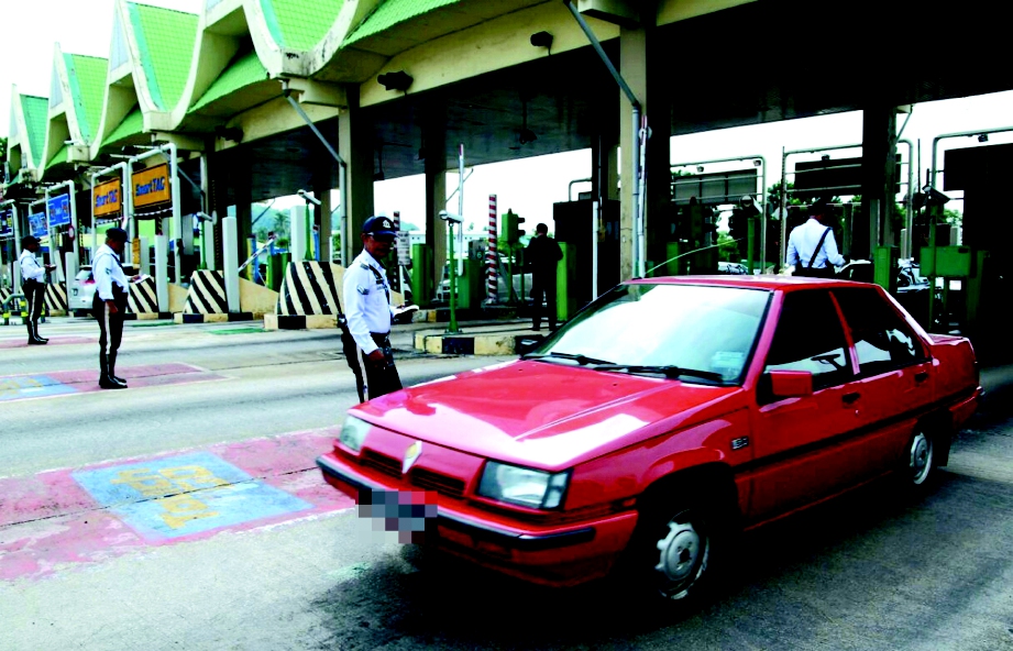 ANGGOTA trafik ‘mengagihkan’ saman kepada pengguna jalan raya yang melanggar had laju di plaza tol Juru, Pulau Pinang. Gambar kecil, kesesakan berlaku di  Plaza Tol Ipoh Selatan.