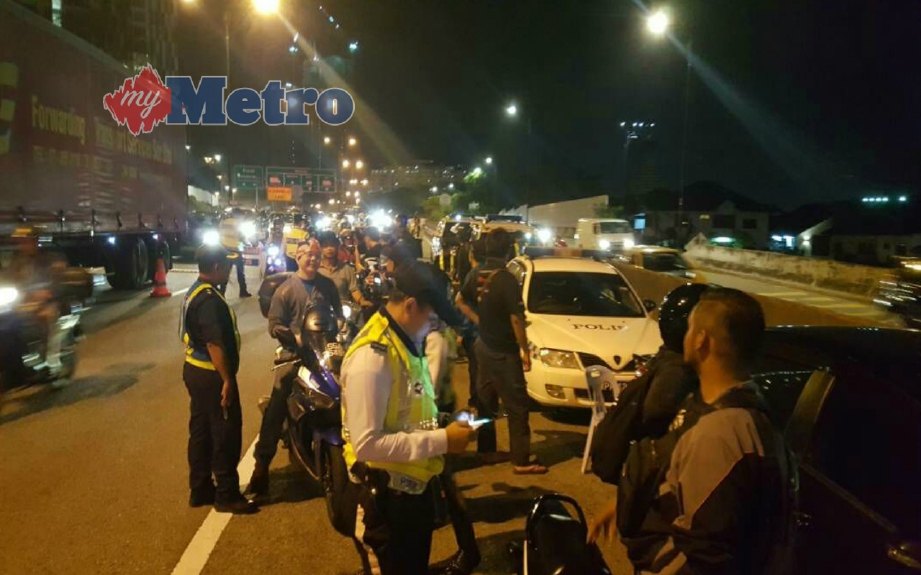 Seramai 620 pengguna Lebuhraya Penyuraian Timur (EDL) diperiksa dalam Ops Bersepadu Polis Trafik Johor, malam tadi. FOTO Mohd Azren Jamaludin