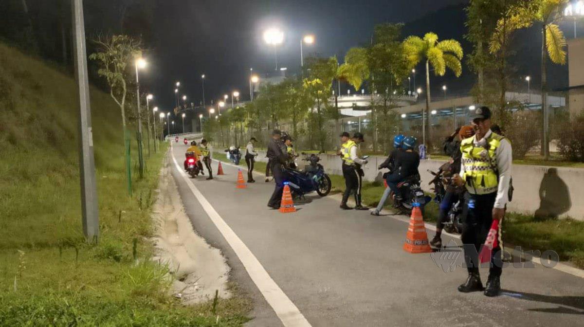 POLIS menjalankan operasi motosikal di sekitar daerah Ampang Jaya malam tadi. FOTO ihsan polis 