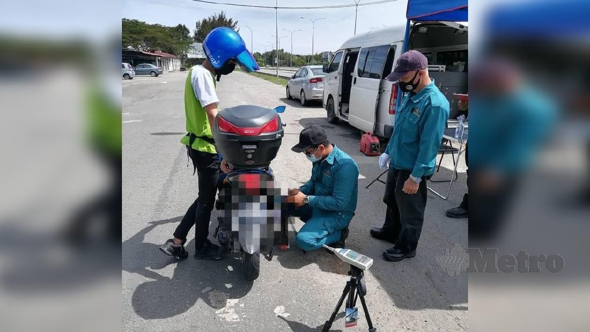 PEMILIK motosikal dikompaun oleh JAS dalam operasi khas di Kota Kinabalu. FOTO Juwan Riduan.