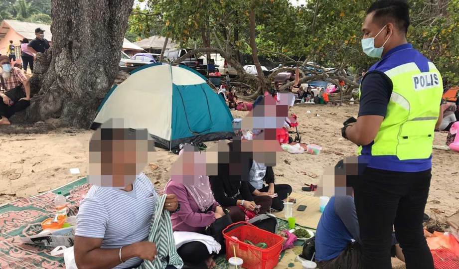 POLIS mengeluarkan 26 kompaun terhadap orang awam yang gagal memakai pelitup muka di pantai awam Batu Layar, Bayu Damai, Kota Tinggi. FOTO Ihsan Polis Johor