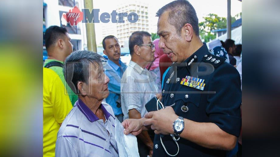 ZULKEFLY (kanan) bertemu dengan orang ramai yang berbaris di Balai Polis Trafik Tun HS Lee, Kuala Lumpur, hari ini. FOTO Asyraf Hamzah