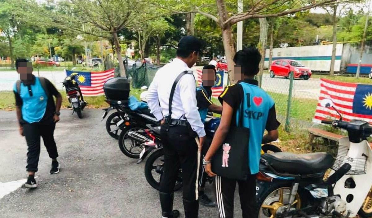 POLIS Sepang mengadakan Op Didik di kawasan SMK Putra Perdana bertujuan memberi advokasi kepada penunggang motosikal. FOTO Ihsan PDRM