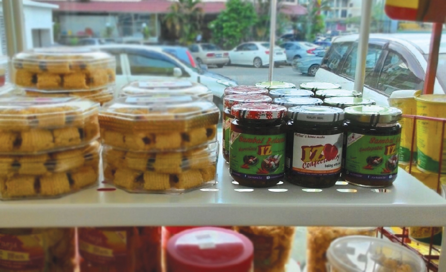 SELAIN sambal, Siti Zubaidah turut menjual biskut seperti tart nenas.