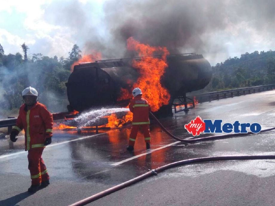Anggota bomba dan penyelamat memadam api daripada merebak apabila sebuah lori tangki yang membawa bekalan diesel terbakar di Kilometer 346.1 LPT2 berhampiran susur keluar ke Kuala Dungun petang tadi. FOTO Rosli Ilham 