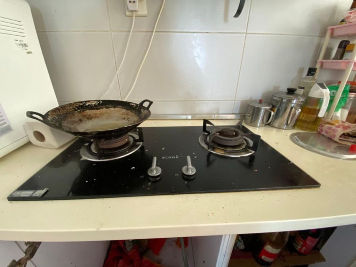 SURI rumah melecur disambar api dapur ketika memasak di rumahnya di Apartment Glusmutiara Lekongan Indah Utara Taman Bukit Indah 2. FOTO IHSAN BOMBA