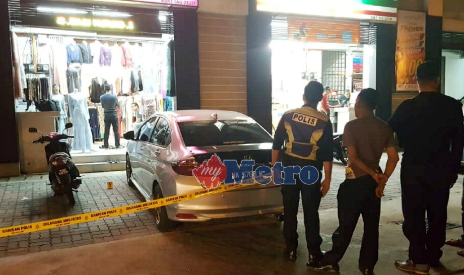 ANGGOTA polis memeriksa lokasi kejadian seorang pekerja wanita disamun sebelum dirogol di kedai menjual pakaian wanita di Jalan Bukit Kecil, Kuala Terengganu, malam tadi. FOTO Imran Makhzan.