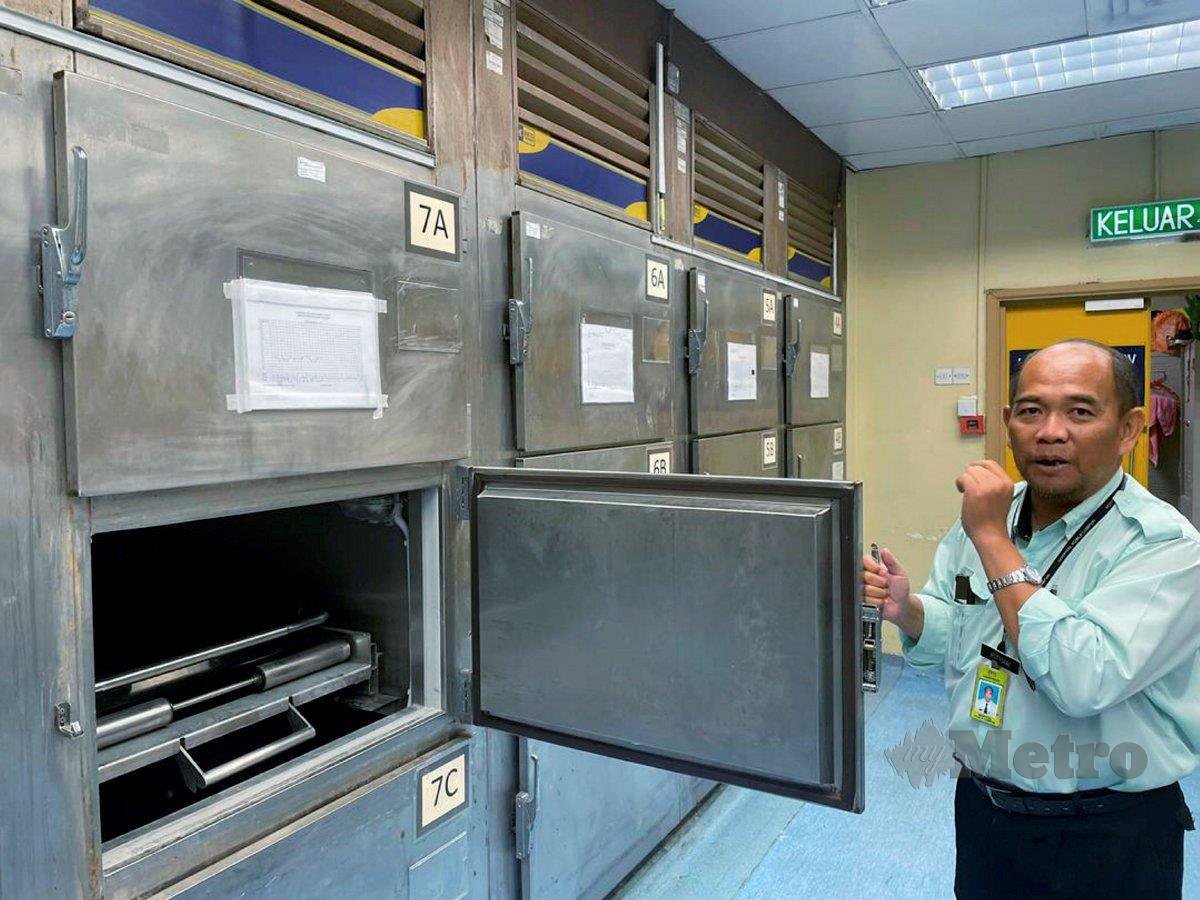 Hisham Nordin menunjukkan peti simpanan mayat yang terdapat di Hospital Kuala Lumpur (HKL).