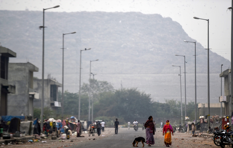 ANTARA penduduk yang berada di kawasan Ghazipur, New Delhi. FOTO: AFP