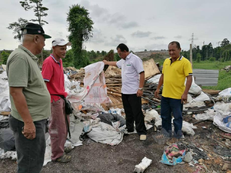 ANDANSURA (dua dari kanan) melihat sampah yang dibuang di tapak pelupusan sampah haram di Kampung Bukit Nangka.  FOTO Shahrinnahar Latib