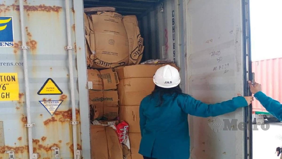 SHARIFAH Zakiah melihat kontena yang mengandungi bahan buangan kertas yang masuk ke Malaysia tanpa kelulusan di Pangkalan Kontena Butterworth Utara (NBCT). NSTP/ Ihsan JAS Pulau Pinang