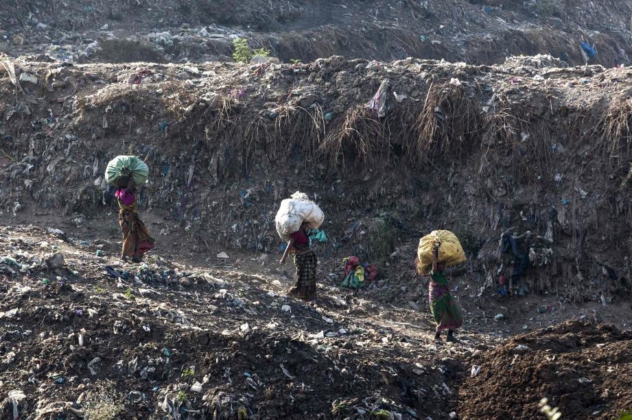 TIMBUNAN sampah di bandar Ghazipur itu sebesar lebih 40 padang bola sepak. 