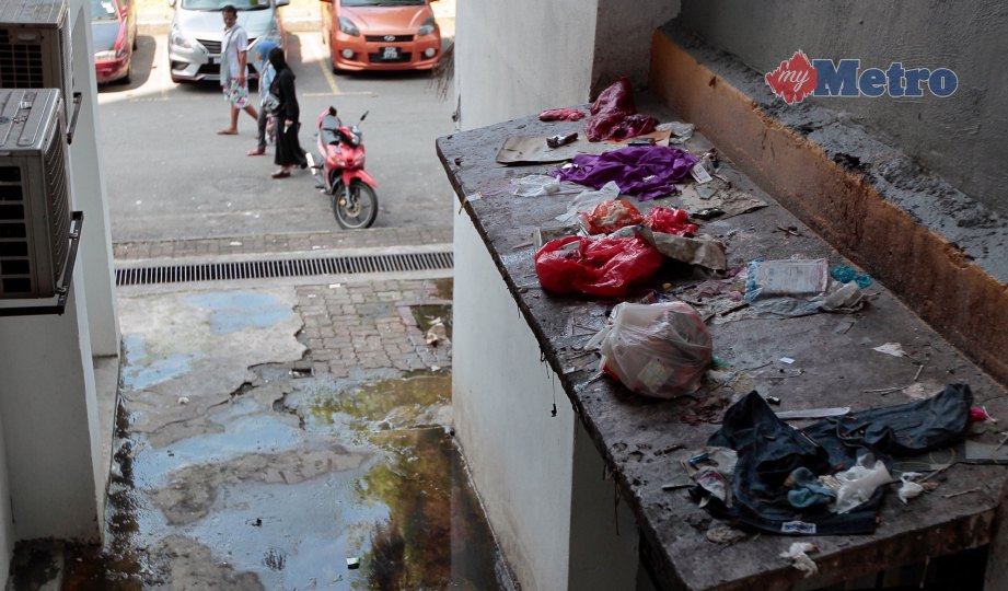 LONGGOKAN sampah yang dibuang merata tempat di PPR Sri Pantai. FOTO Saddam Yusoff