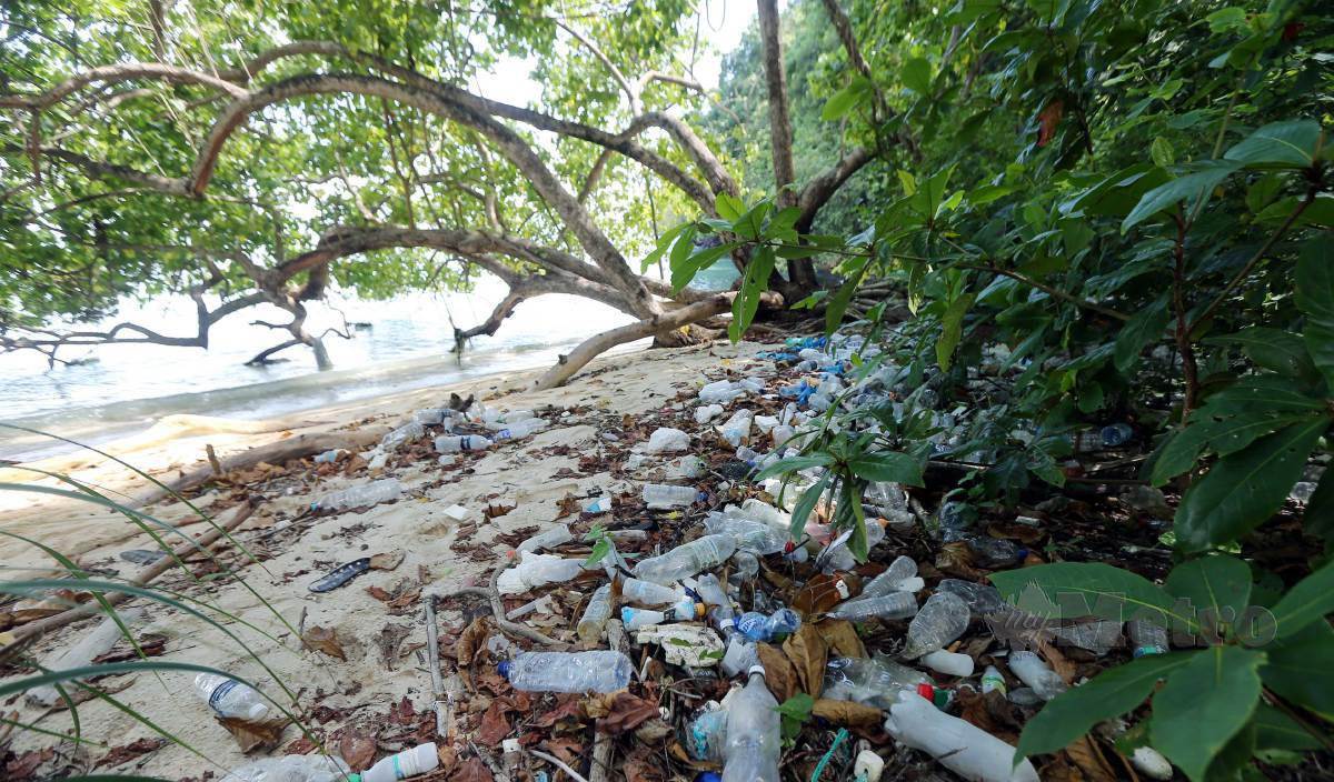 SAMPAH dan botol plastik terdampar dipantai memberi gambaran buruk keatas nama baik pulau pelancongan terkemuka Langkawi. FOTO Rohanis Shukri