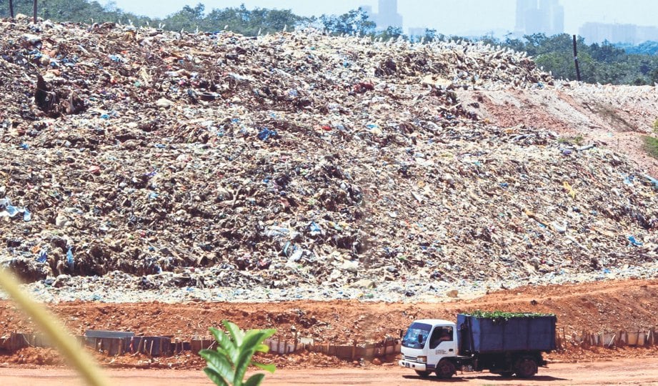 TAPAK pelupusan sampah di Sungai Udang, Melaka yang kini sudah berada pada tahap kritikal.