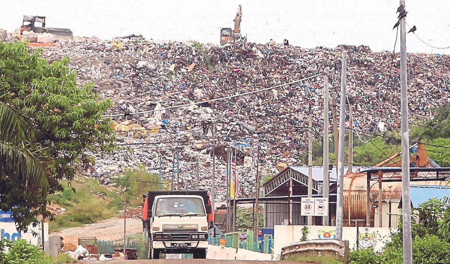 TAPAK pelupusan sampah membebaskan gas metana yang didapati 20 kali ganda lebih berbahaya daripada gas karbon dioksida.