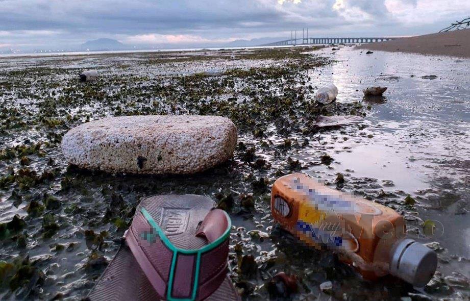 SAMPAH yang ditemui di pesisir Pantai Bayan Mutiara. FOTO Ihsan Phee Boon Poh