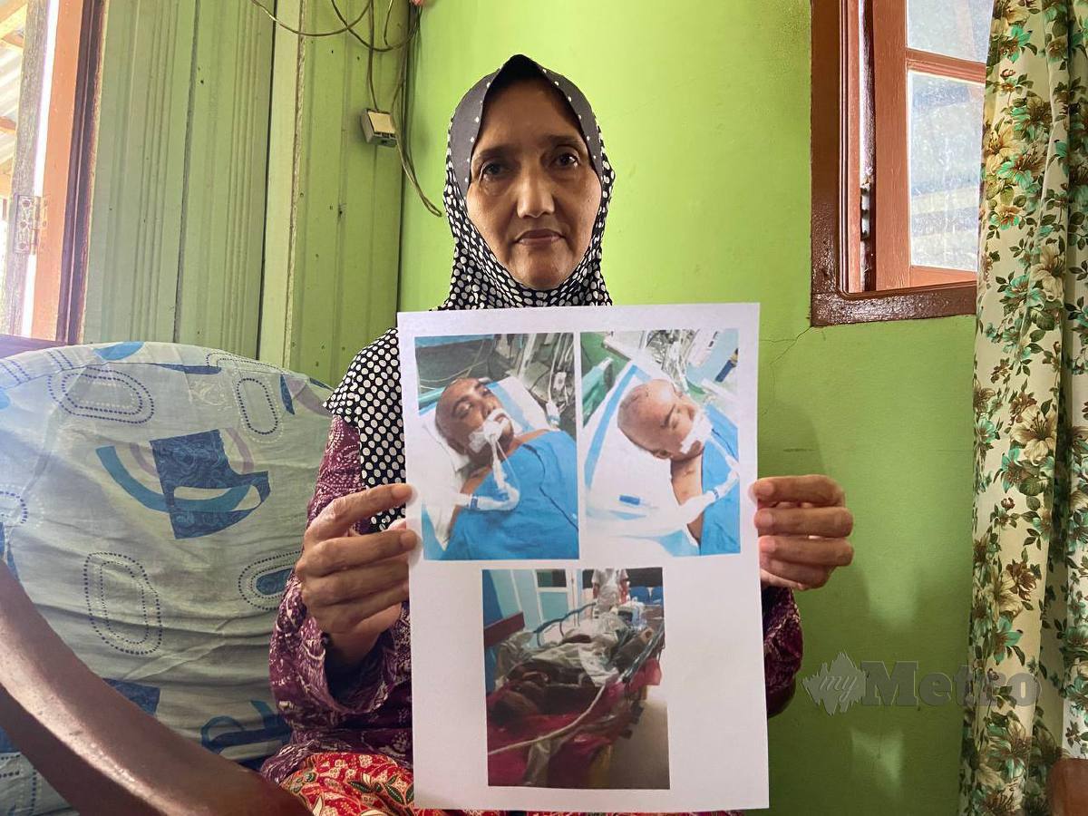 Samsiah menunjukkan gambar anaknya, Ahmad Fadhil Asaari yang kini dirawat di Unit Rawatan Rapi (ICU) Hospital Universiti Sains Malaysia (USM) Kubang Kerian. FOTO HAZIRA AHMAD ZAIDI