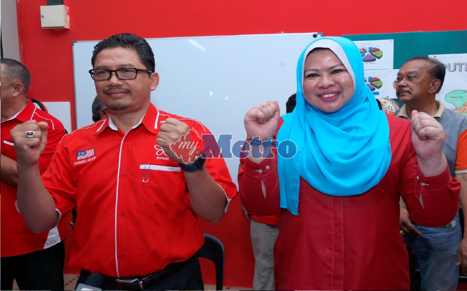 Samsu bersama Rina selepas diumumkan sebagai calon. FOTO Ahmad Irham Mohd Noor 