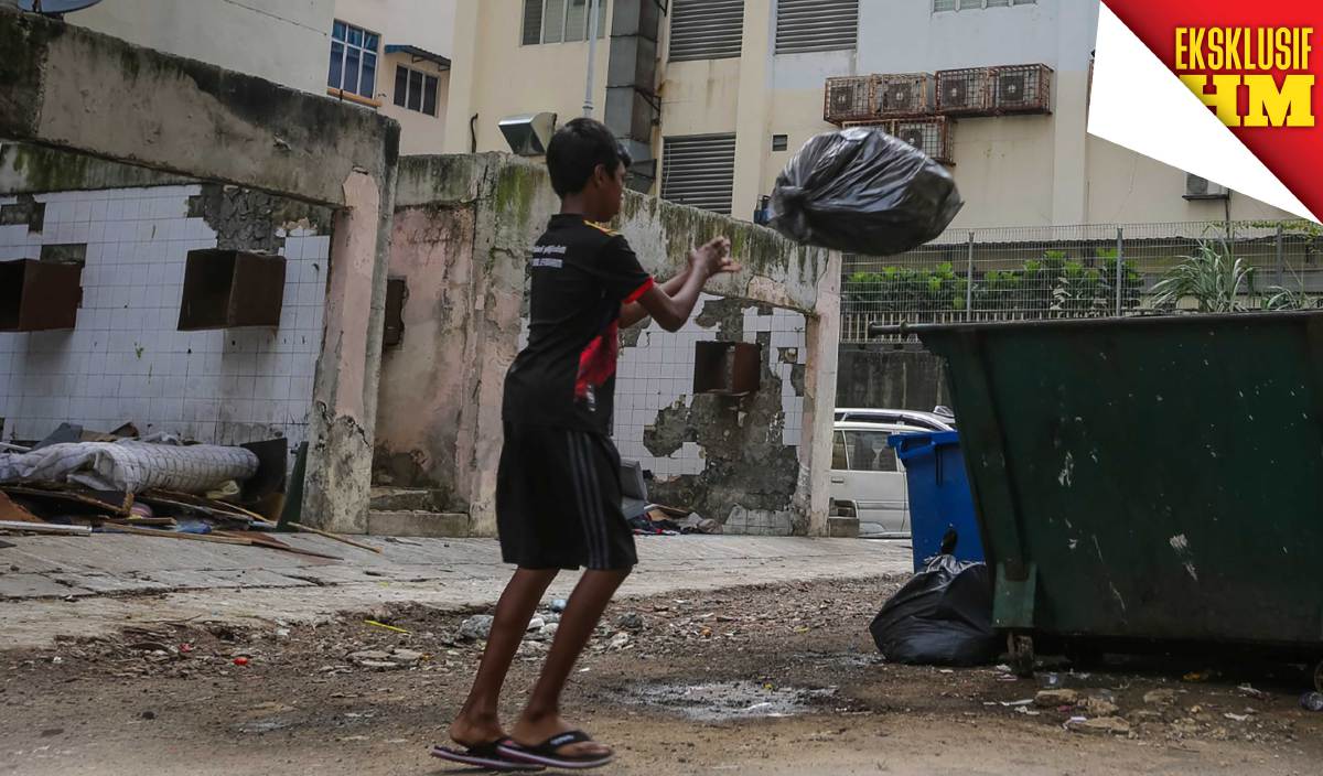 PENDUDUK melupuskan sampah di tempat pembuangan sampah yang uzur serta tidak diselenggara di PPR Lembah Subang. 