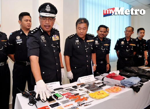  Ketua Polis Daerah Shah Alam, Asisten Komisioner Shafien Mamat (dua kiri) menunjukkan barang dirampas daripada penjenayah. - Foto Bernama