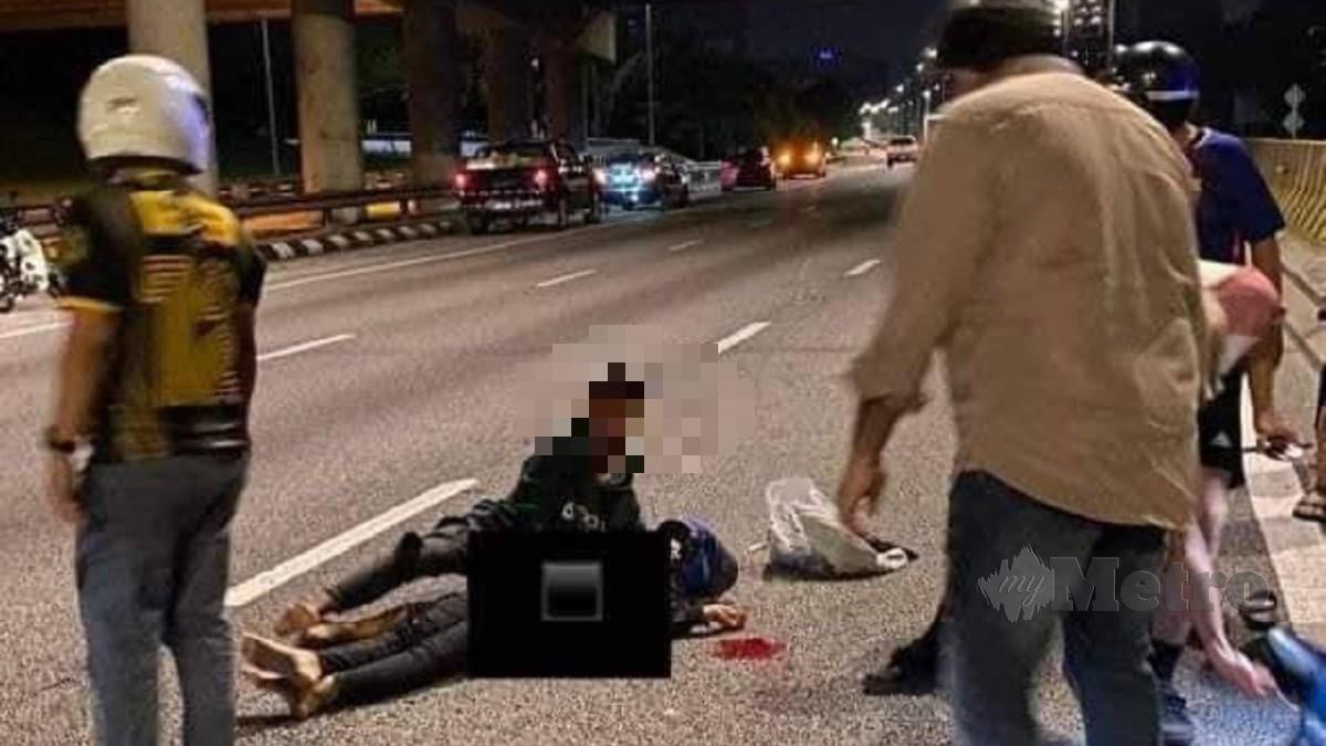 KEDUA-DUA mangsa cedera dalam kejadian samun motosikal di Jalan Kuching menghala pusat bandar Kuala Lumpur, tengah malam tadi. FOTO ihsan polis