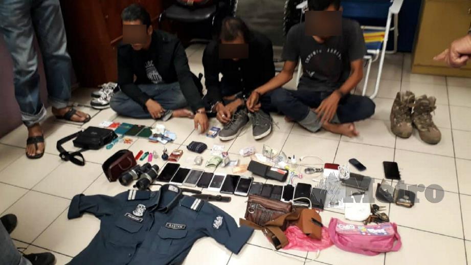 TIGA suspek dan barang yang dirampas daripada suspek yang menyamar sebagai anggota polis dalam kejadian samun di sebuah syarikat di Klang. FOTO Ihsan Polis
