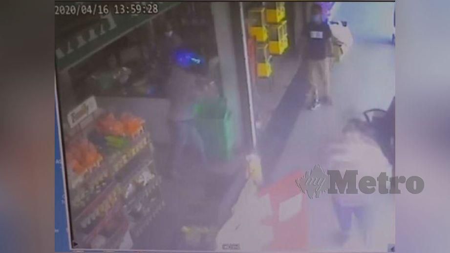 RAKAMAN CCTV menunjukkan seorang lelaki menyamun juruwang pasar raya di Jalan Rawang Batu 18, yang tular di media sosial. FOTO ihsan pembaca