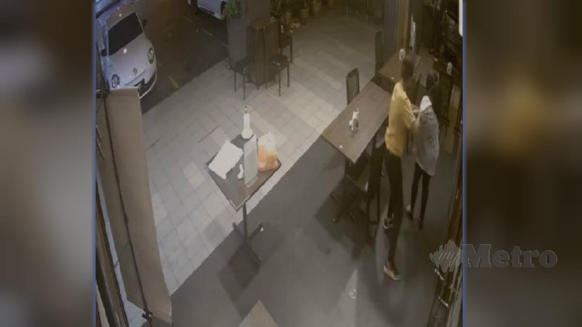 RAKAMAN video yang menunjukkan seorang lelaki cuba meragut wanita yang keluar dari sebuah restoran di Prima Sri Gombak, Sabtu lalu, yang tular di media sosial sejak hari lalu. FOTO Ihsan Pembaca.