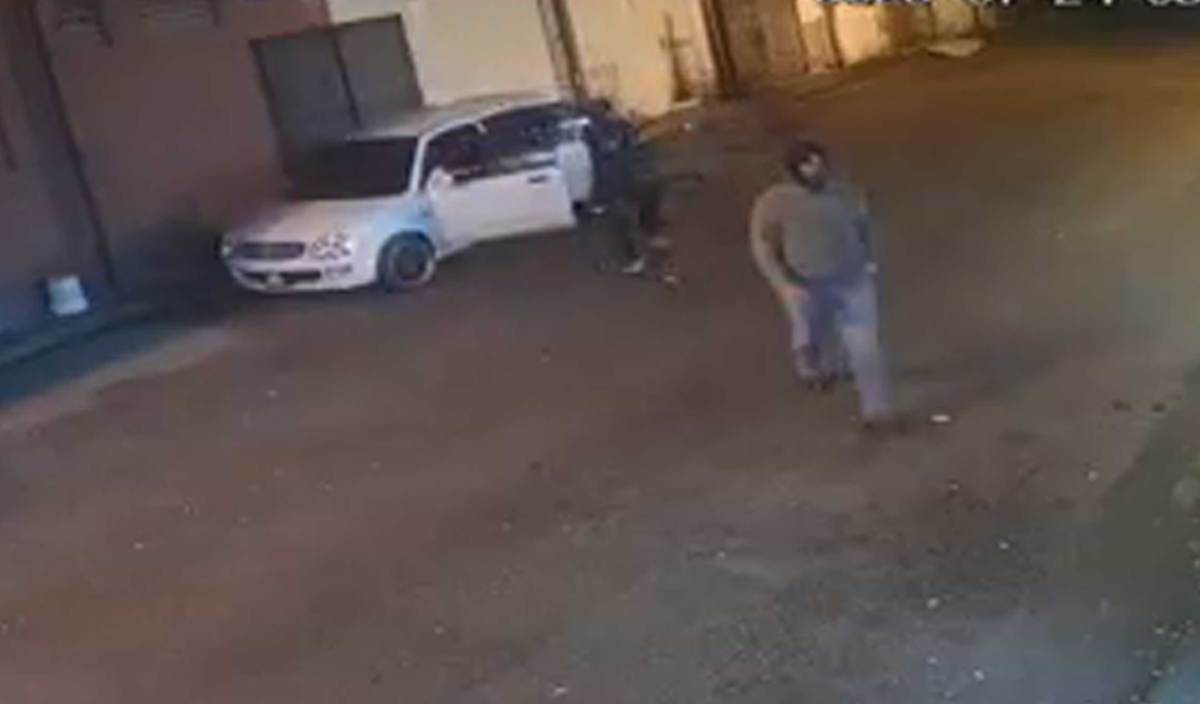 RAKAMAN video kedua-dua lelaki yang dipercayai terbabit dalam kes samun itu menaiki sebuah Perodua Kelisa putih.