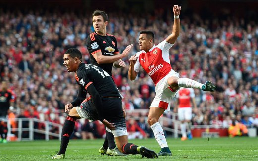 SANCHEZ (kanan) jaring dua gol untuk Arsenal.