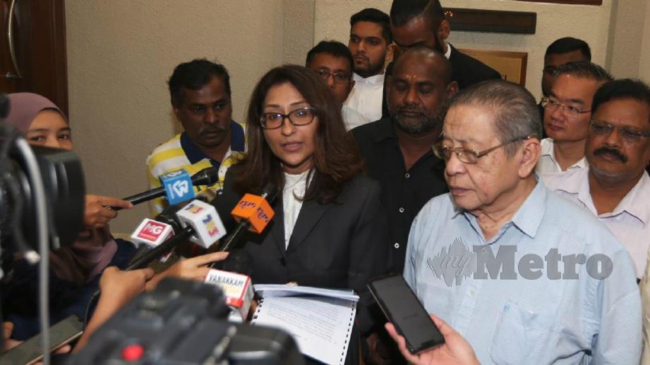 Peguam bela, Sangeet Kaur Deo (dua kiri) dan Ahli Parlimen Iskandar Puteri, Lim Kit Siang (tiga kanan) pada sidang media selepas kes Saminathan di Mahkamah Tinggi Kuala Lumpur. FOTO Zunnur Al Shafiq