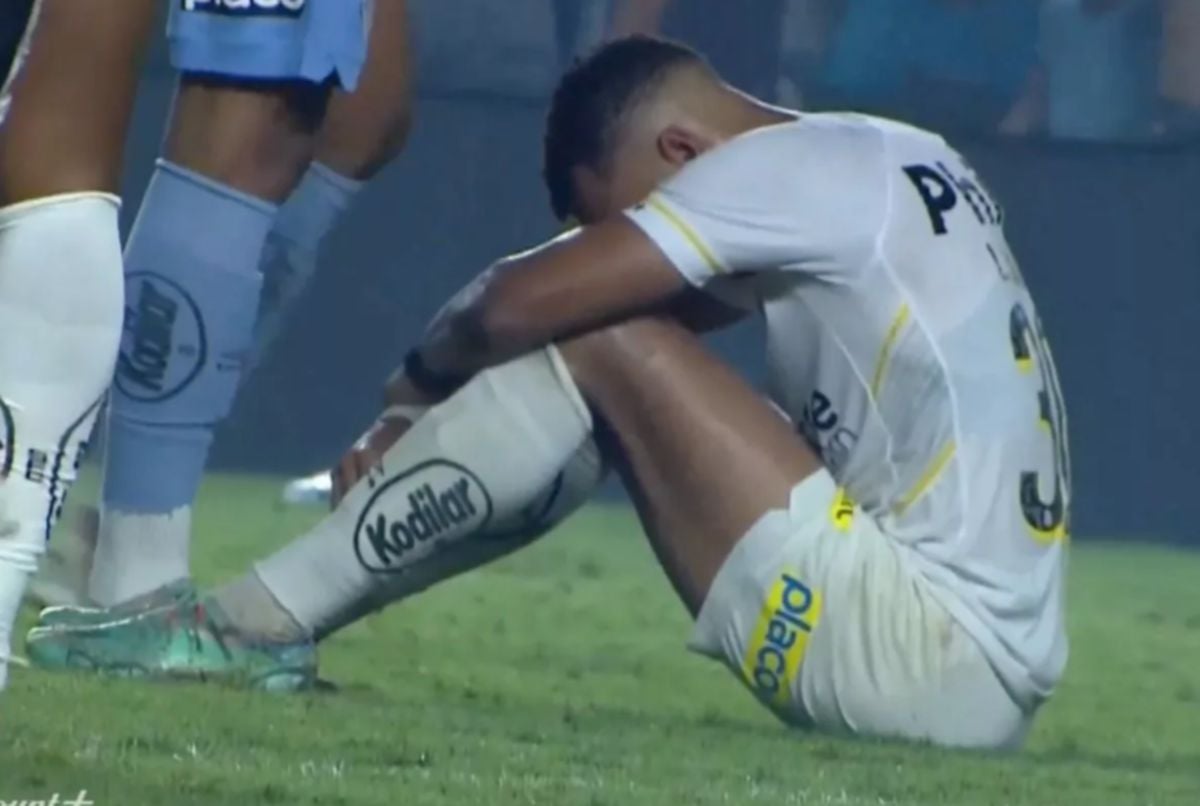 PEMAIN Santos kecewa selepas tamat perlawanan. FOTO Agensi