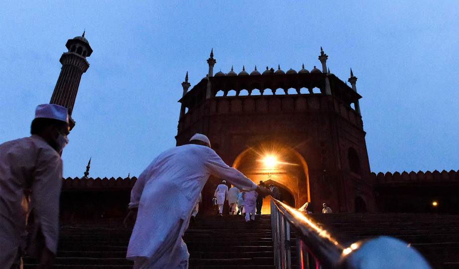 UMAT Islam India tiba untuk menunaikan solat sunat Aidiladha di Masjid Jama, New Delhi. FOTO AFP