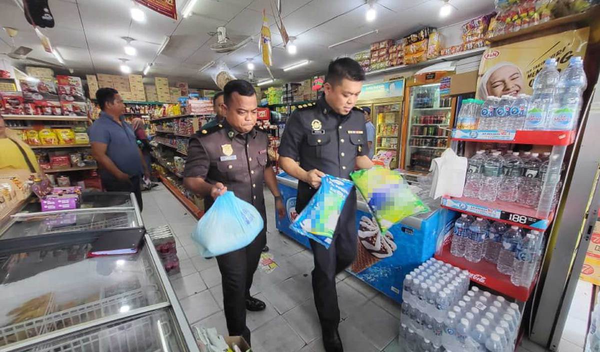 PEGAWAI KPB Sandakan menjalankan pemeriksaan di pasar raya di Sandakan, didakwa menjual beras palsu. FOTO Ihsan Kawal Selia Padi dan Beras