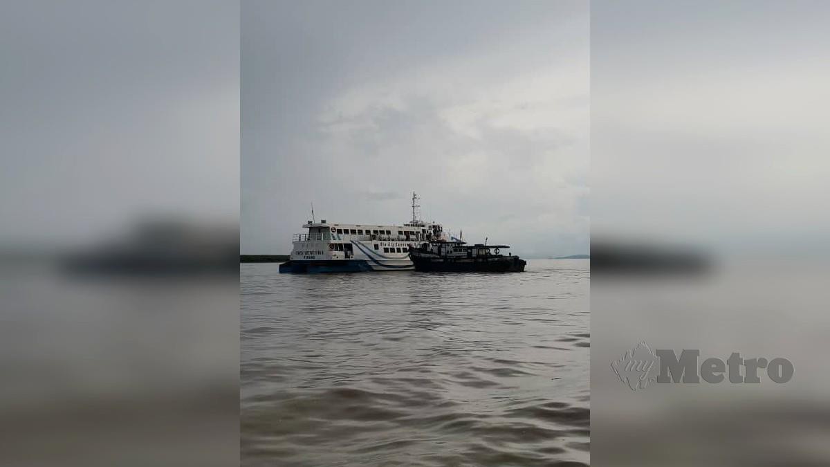 FERI yang membawa 133 penumpang dari Kuala Kedah ke Langkawi terkandas akibat tersangkut tali sauh di perairan Kuala Kedah hari ini. FOTO ihsan Ferrylines Ventures