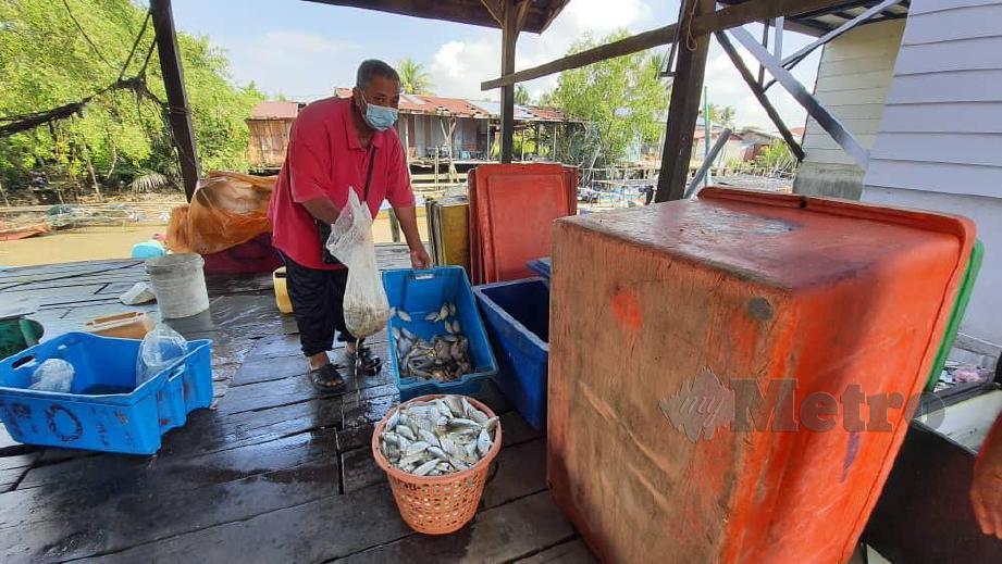 ABD Razak menunjukkan hasil ikan yang didaratkan belum terjual akibat salah faham lokasi Temco. FOTO Noorazura Abdul Rahman 
