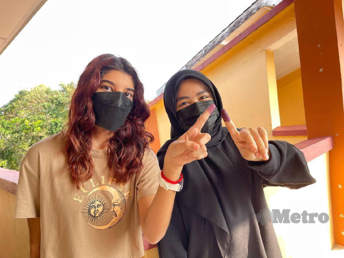 PENGUNDI muda, Nadia Nur Aisyah Abdull Manan, 18, dan Sanjena Ananthan, 18, mengundi bagi Dun Perling di SK Taman Sutera, Johor Bahru. FOTO Nur Aisyah Mazalan