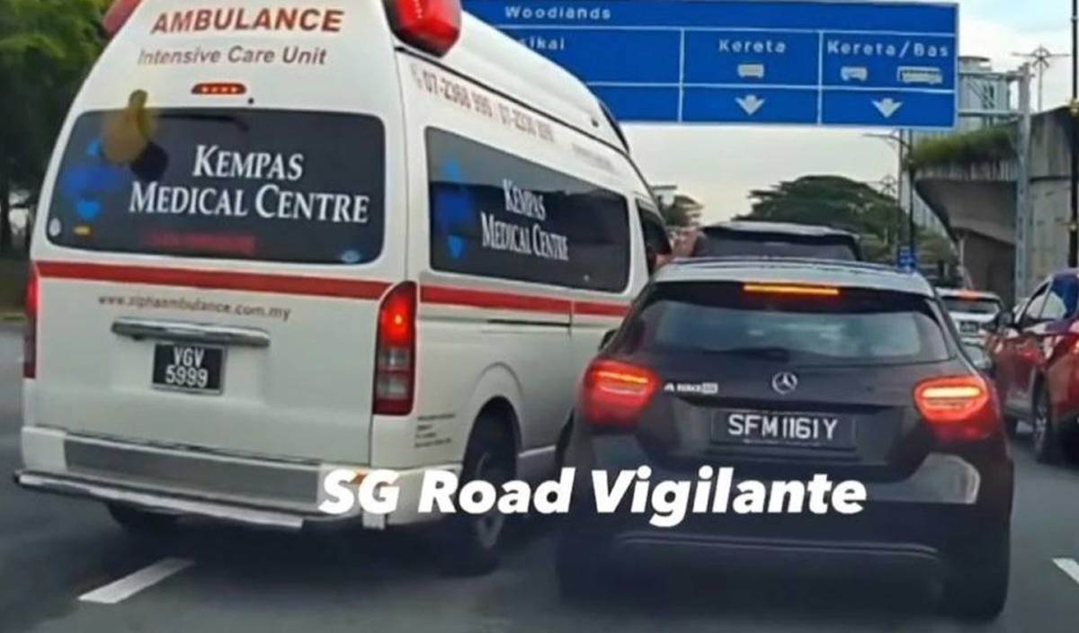 TANGKAP layar kamera papan pemuka yang memaparkan sebuah kenderaan bernombor pendaftaran Singapura dipercayai Mercedes A180 yang tidak memberi laluan kepada sebuah ambulans.