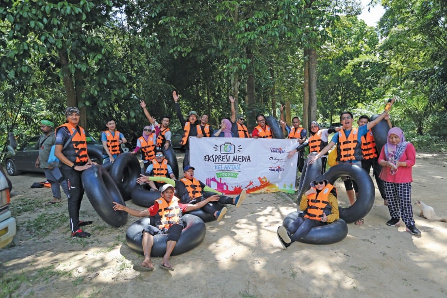 ANTARA peserta Ekspresi Media Kelantan yang menyertai aktiviti tubing di Sungai Kenderong.