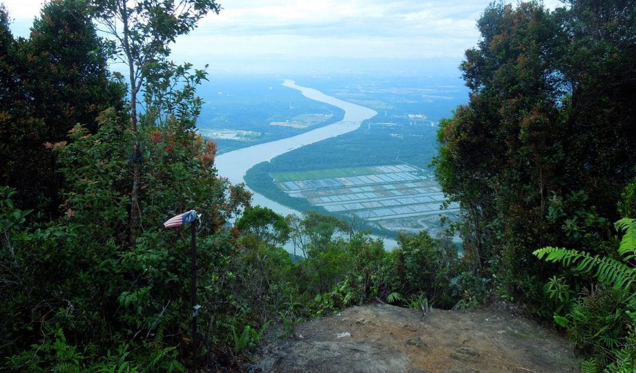 PEMANDANGAN Sungai Santubong dari puncak gunung