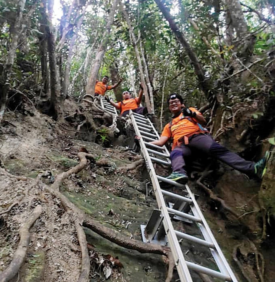 Bangga Takluk Gunung Santubong Harian Metro