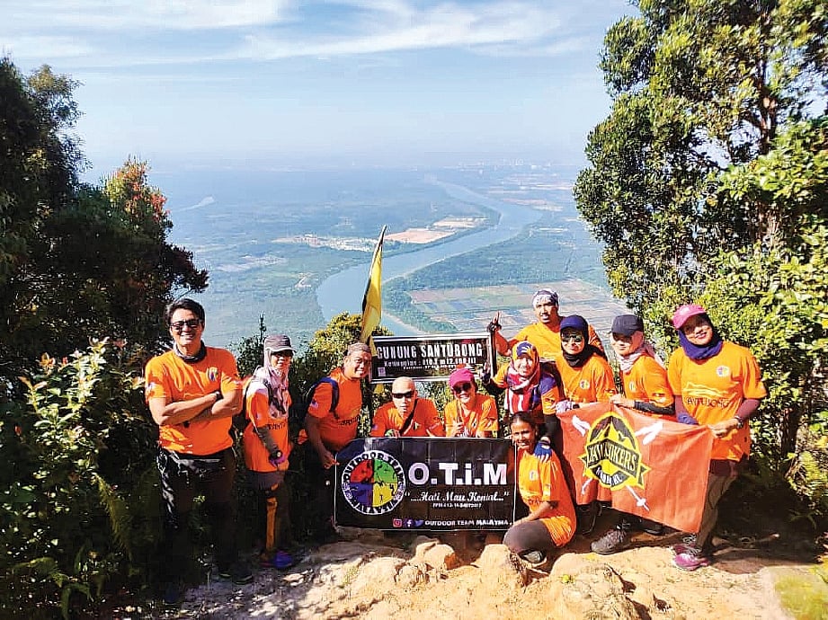 KUMPULAN OTiM dan Hawau Hiker mengabadikan kenangan di puncak Gunung Santubong selepas tiga jam mendaki.