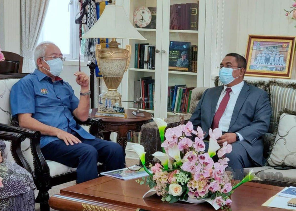 Muhammad Sanusi (kanan) ketika menerima kunjungan hormat Mahadzir Khalid di Pejabat Menteri Besar Kedah. FOTO NOORAZURA ABDUL RAHMAN