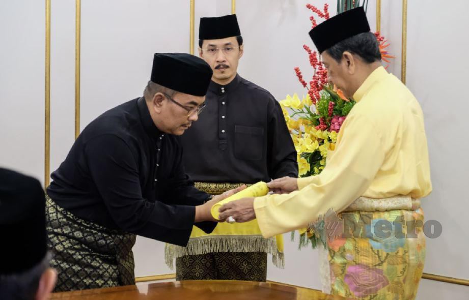 Muhammad Sanusi ketika mengangkat sumpah sebagai Menteri Besar Kedah pada 17 Mei lalu. FOTO Bernama.