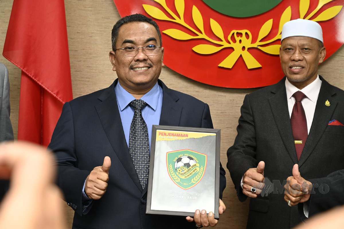 Muhammad Sanusi (kiri) menunjukkan loga baharu KDA FC. FOTO Ihsan FA Kedah