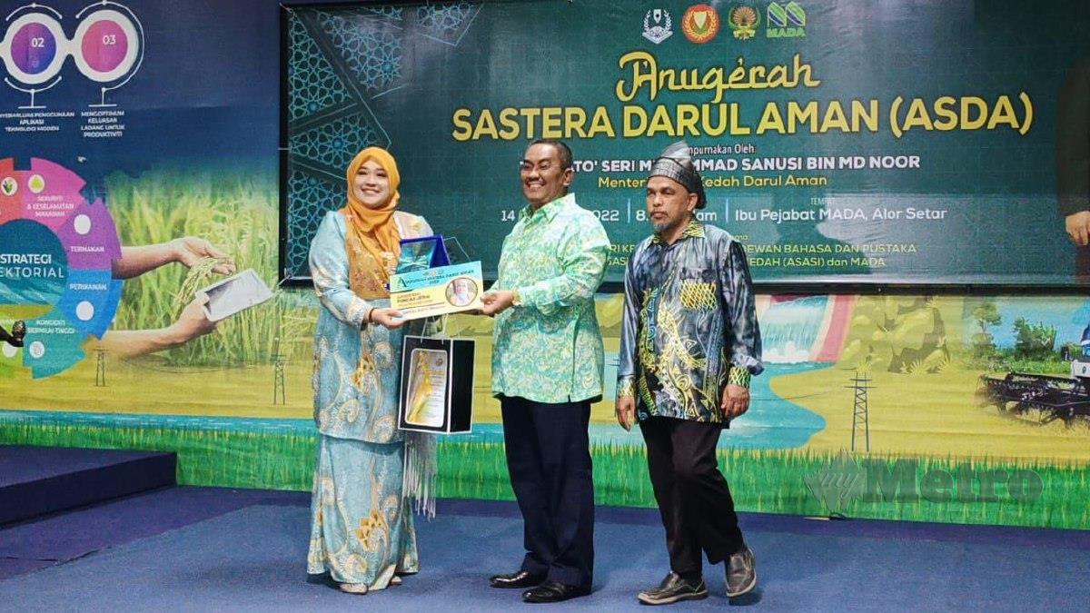 Muhammad Sanusi ketika menyampaikan anugerah kepada pemenang-pemenang Anugerah Sastera Darul Aman (ASDA) 2022. FOTO Noorazura Abdul Rahman