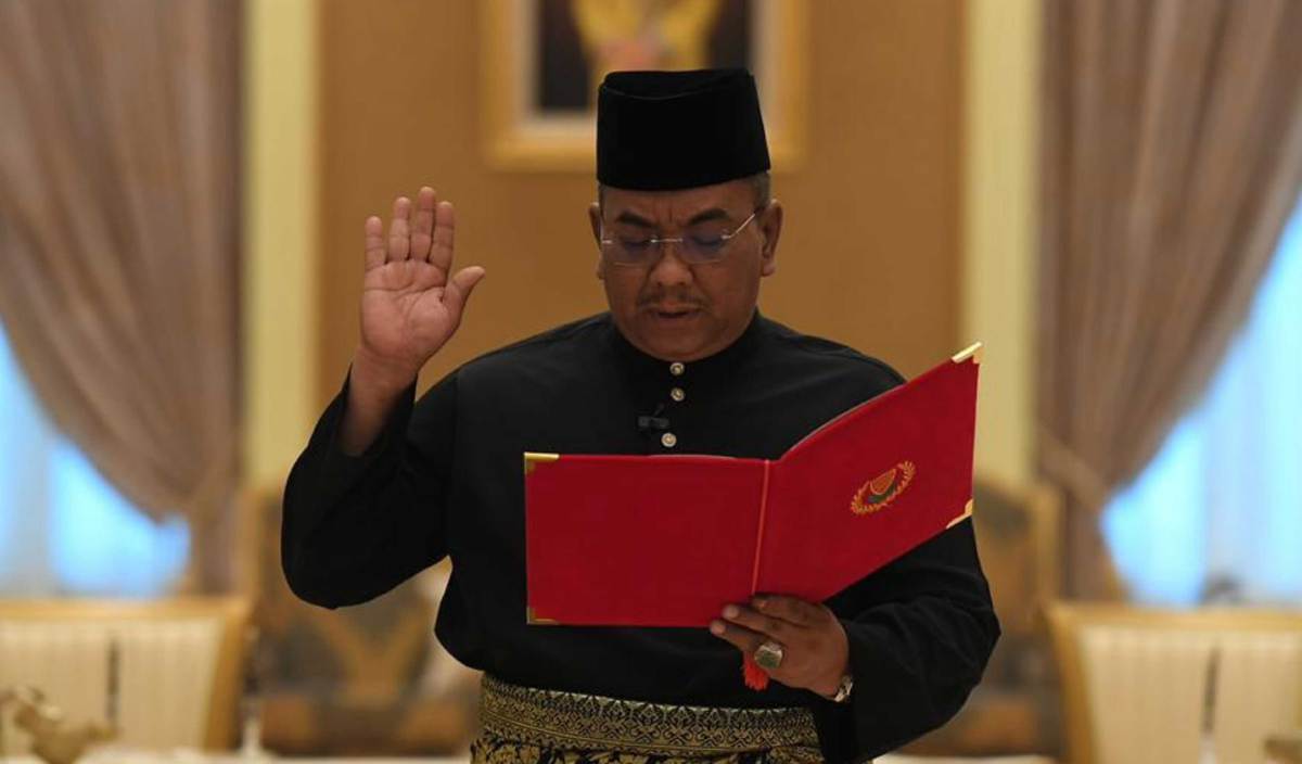 MUHAMMAD Sanusi mengangkat sumpah sebagai Menteri Besar Kedah di Istana Anak Bukit, Alor Setar. FOTO BERNAMA