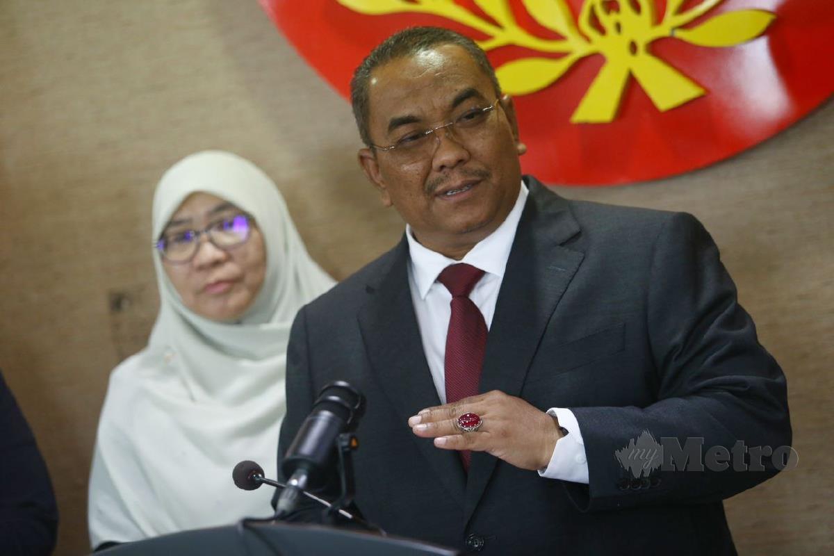 Menteri Besar Kedah Datuk Seri Muhammad Sanusi Md Nor menegaskan tiada undang-undang yang dikenakan bagi melarang pemakaian seluar pendek dan pengambilan alkohol di Langkawi. FOTO AHMAD MUKHSEIN MUKHTAR