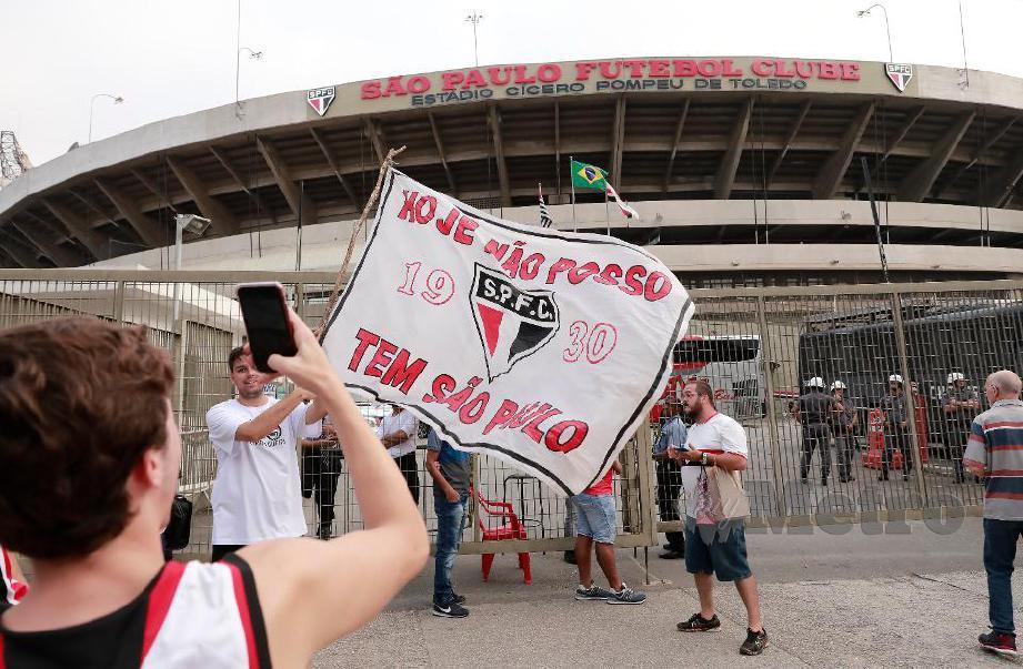 Peminat merakamkan gambar di luar Stadium Sao Paulo. FOTO File Agensi